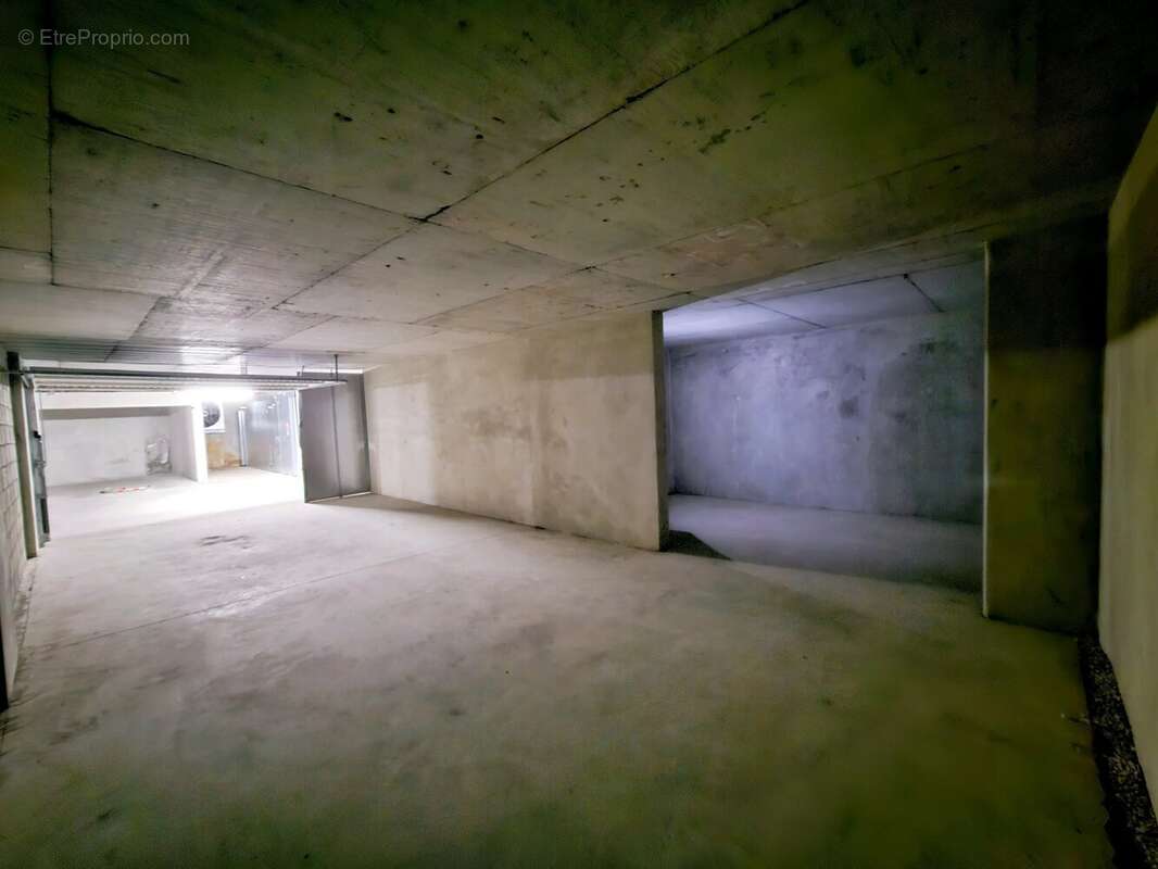 Parking à SAINT-LAURENT-DU-VAR