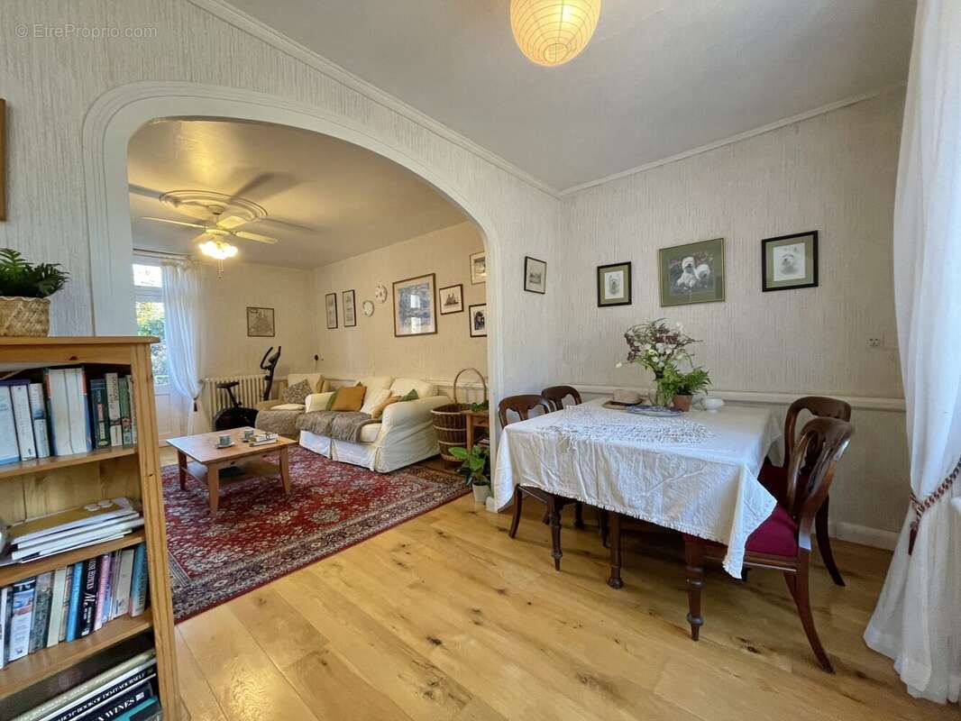 Maison à MAUZAC-ET-GRAND-CASTANG