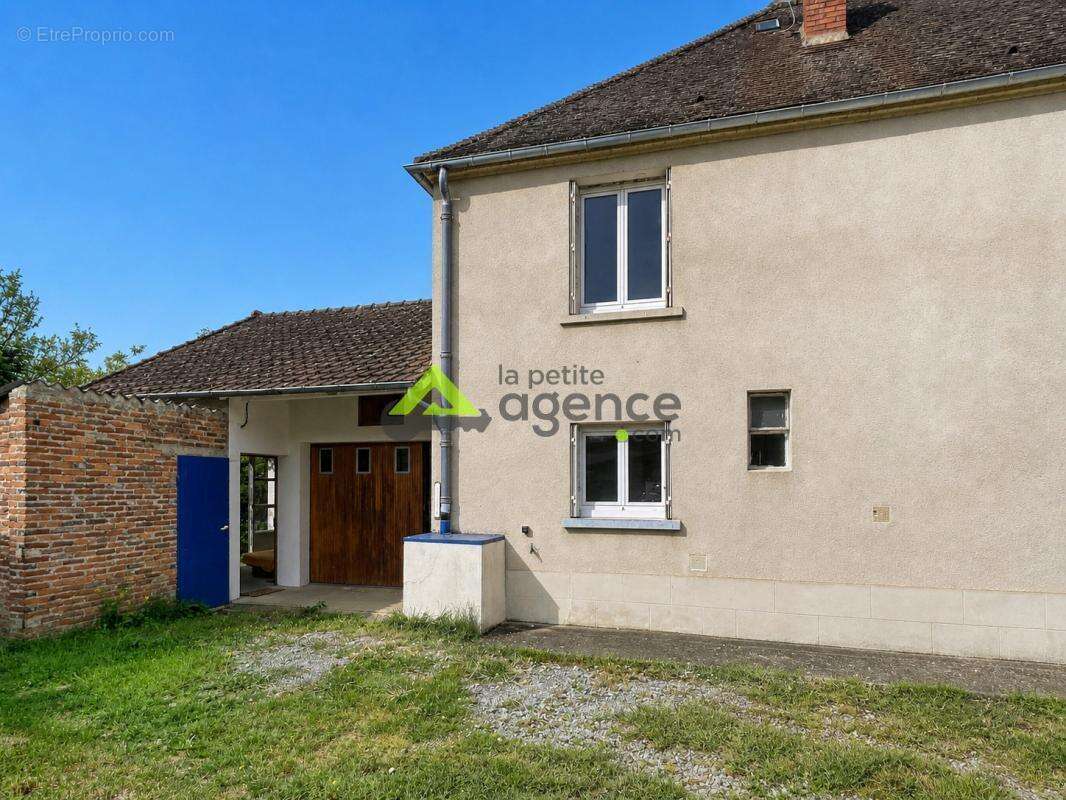 Maison à SAINT-MEDARD-LA-ROCHETTE