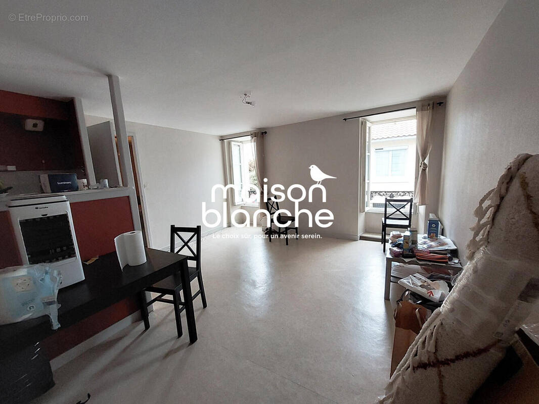 Séjour et coin cuisine 1er étage gauche - Appartement à PARTHENAY