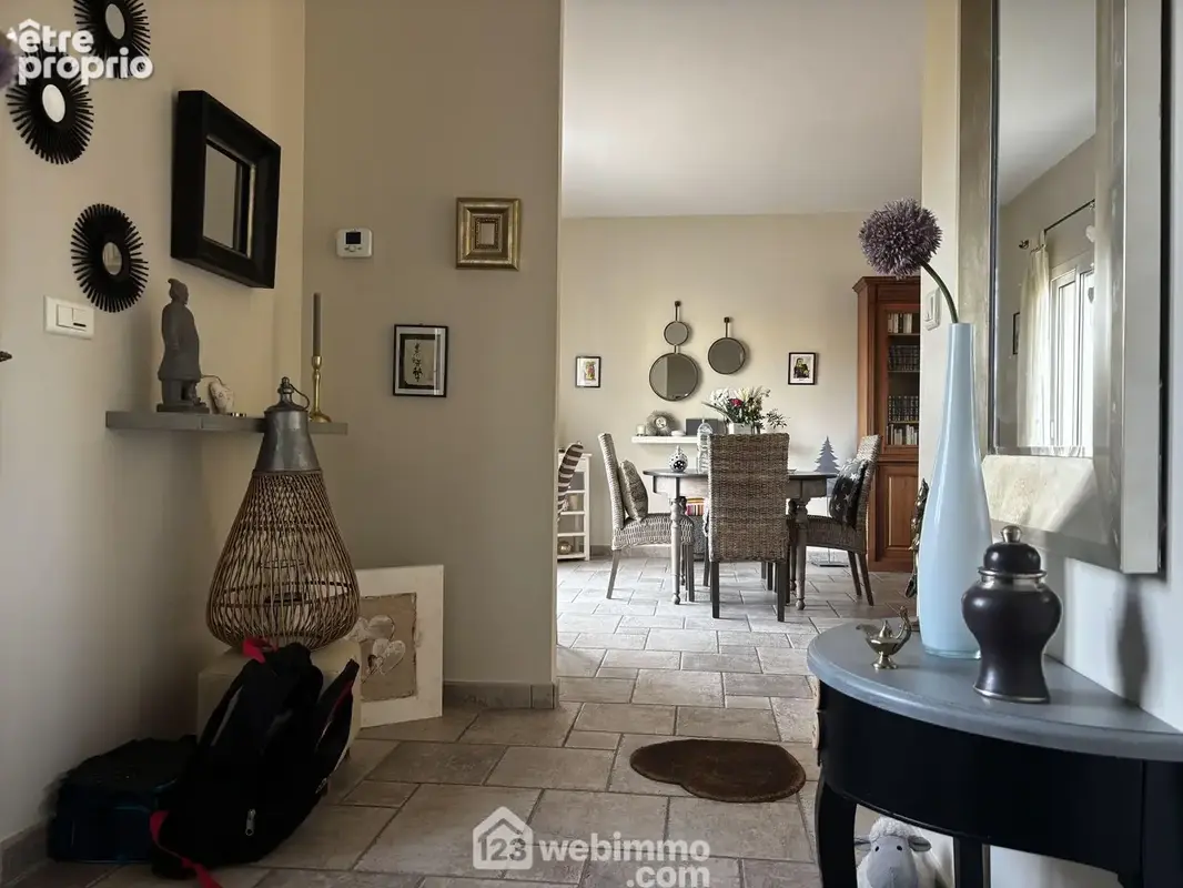 L'entrée ouvre sur :