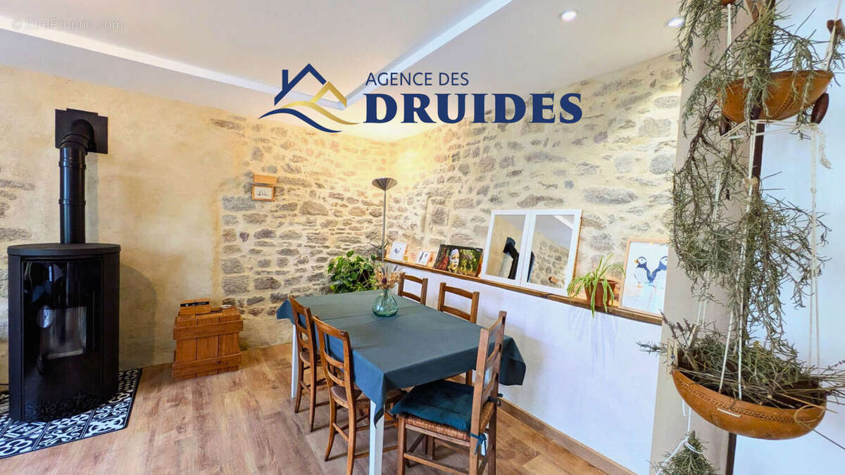 CRAC'H Maison de charme à vendre, au coeur du bourg - 2 chambres - 74m² (environ 83m² utiles) - photo 5