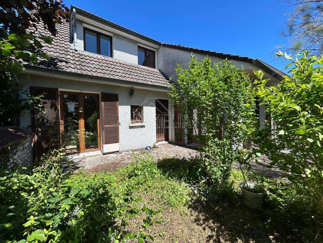 Maison 6 pièces 137 m² à rénover avec jardin, terrasse, sous-sol total et dépendance à Rosny-sur-Seine - photo 2