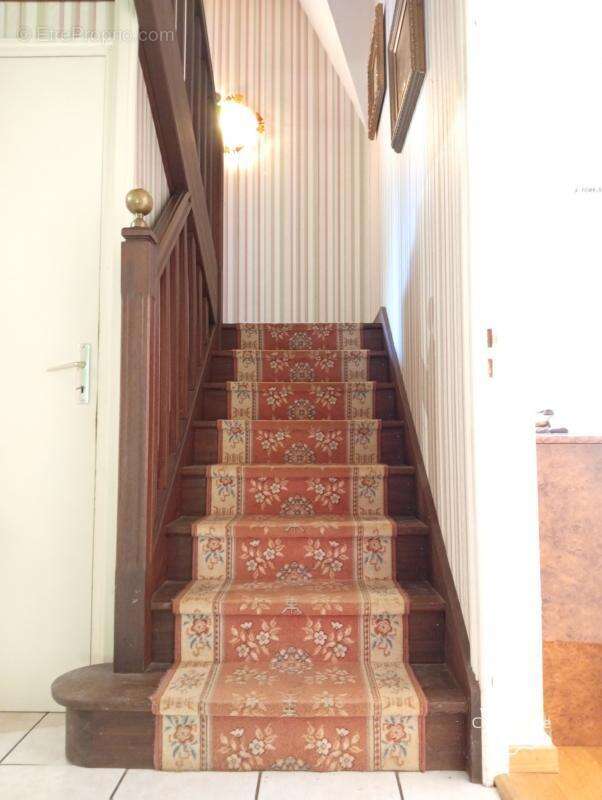 Maison à LA ROCHE-CANILLAC