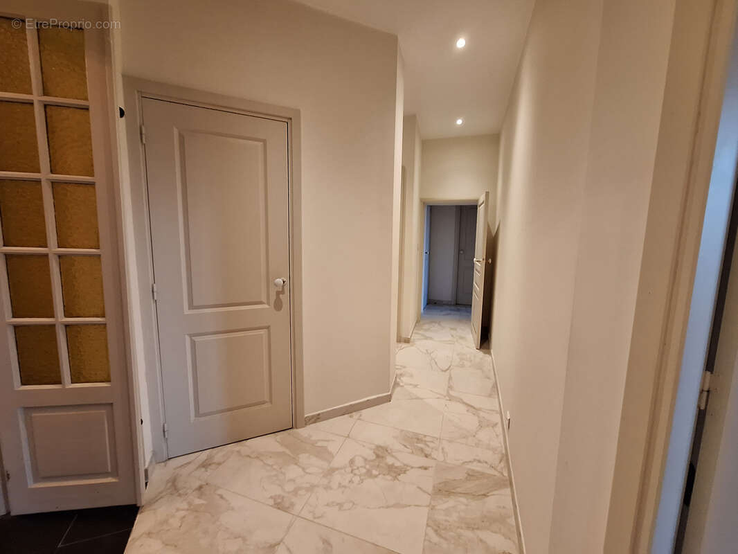 F4 de 167m2 place Foch - photo 12