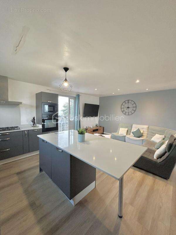 Propriété récente avec espace bien-être, fort potentiel locatif et vue montagne dégagée - photo 8