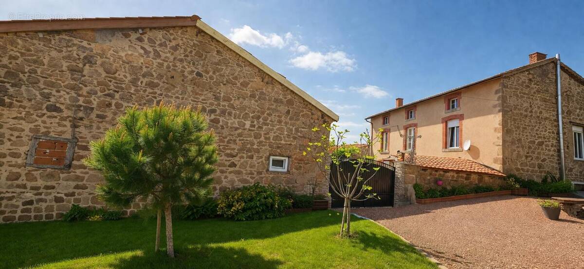 Maison à SAINT-JUST-EN-CHEVALET