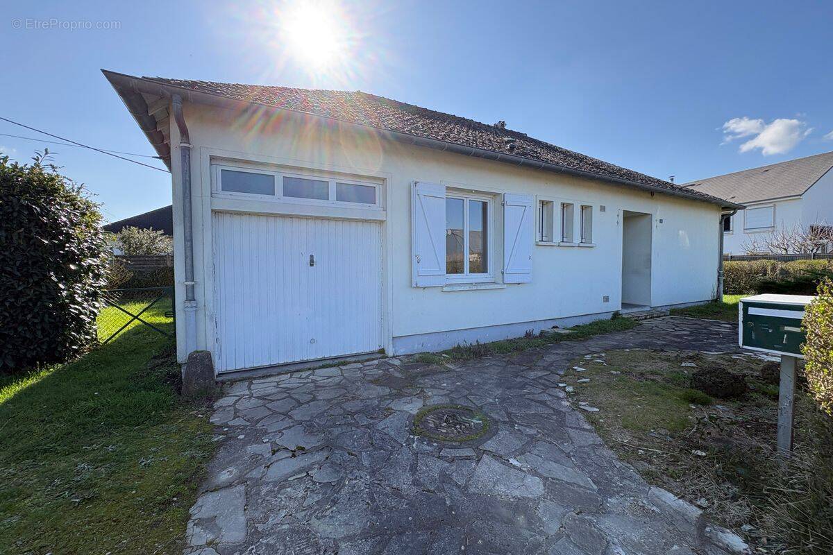 Maison à AMBILLOU