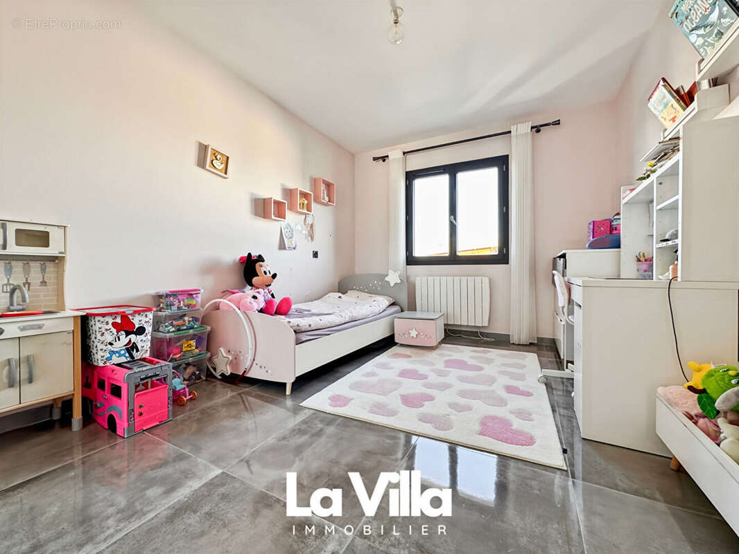 Maison à ENTRAIGUES-SUR-LA-SORGUE