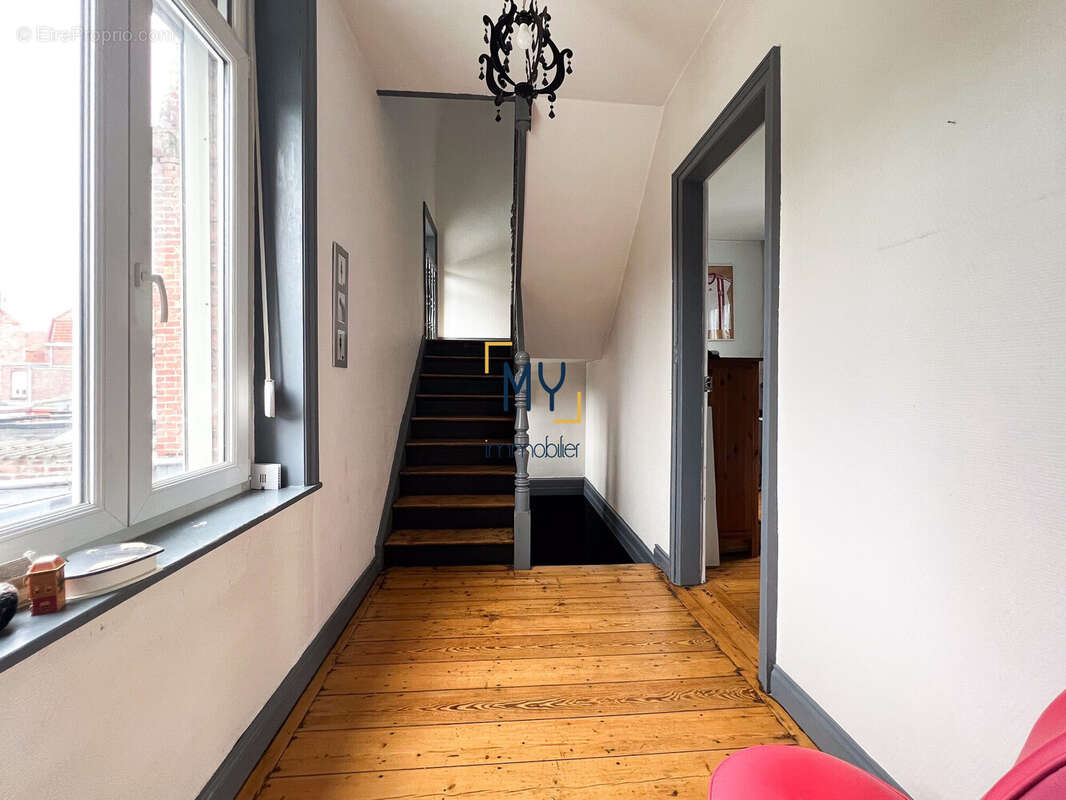 PALIER DU PREMIER ÉTAGE - Maison à vendre - 7 pièces - 195 m² - Armentières - Maison à ARMENTIERES