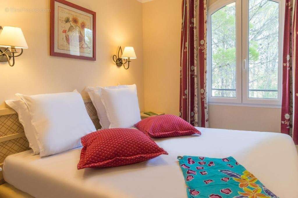 INVESTISSEMENT LOCATIF  GROSPIERRES  Résidence Tourisme Pierre & Vacances Village Le Rouret - 5,58 % de rentabilité - photo 4