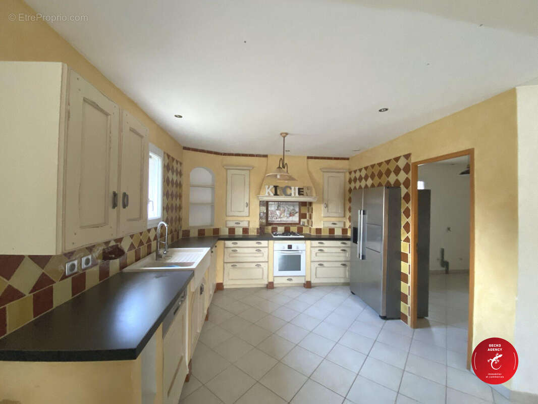 Cuisine meublée et équipée - Maison à FIGANIERES