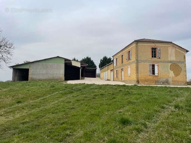 Maison et grandes bâtiments agricoles, terrain 5000m2, vue Pyrénées - photo 4