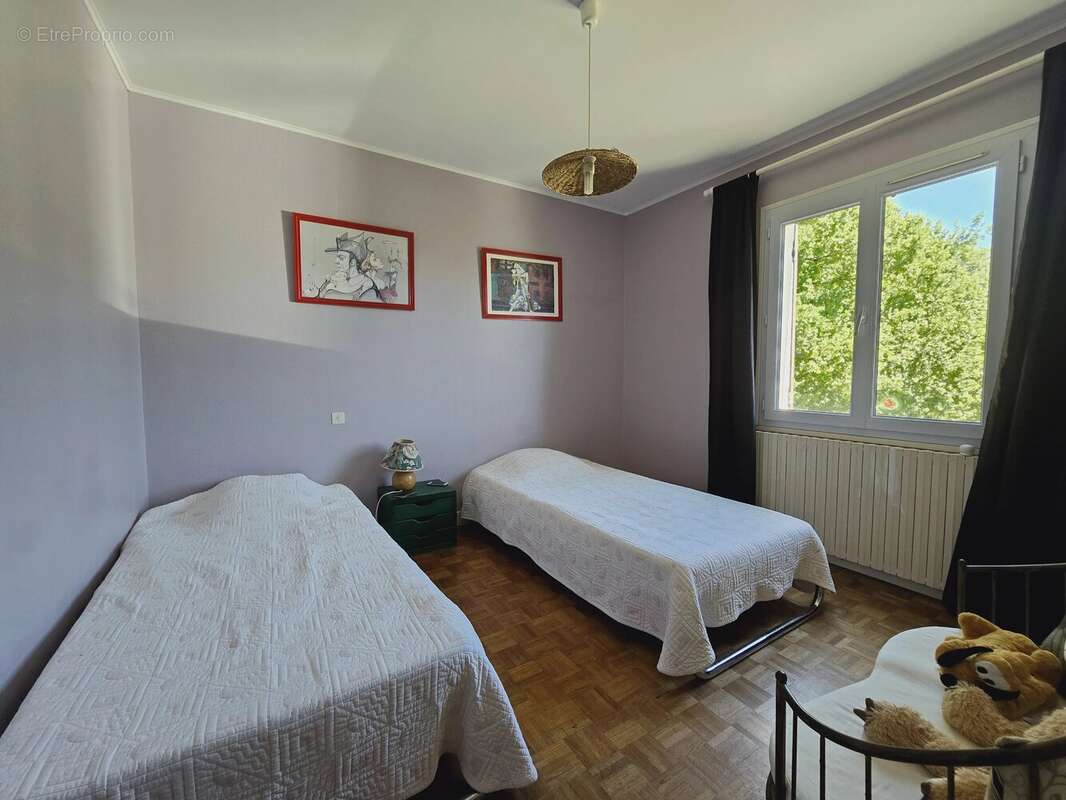 Maison familiale spacieuse avec 4 chambres, un grand sous-sol et une piscine - photo 9