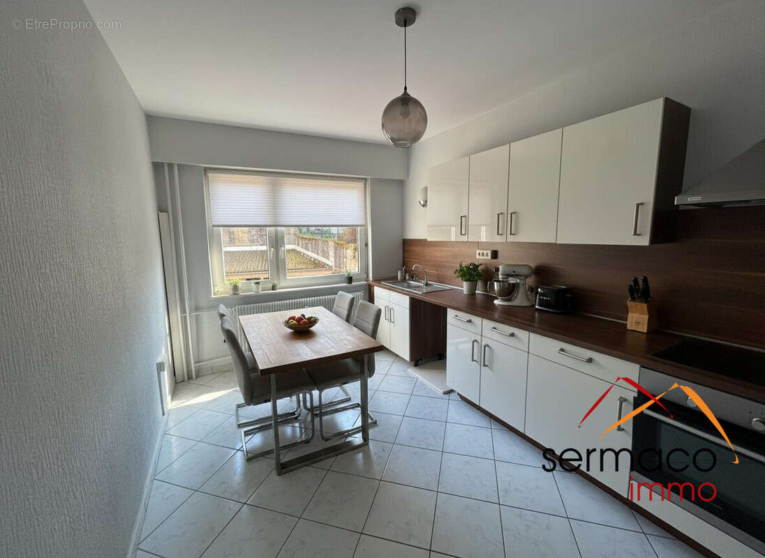 Cuisine générée par l'IA - Appartement à SARREGUEMINES