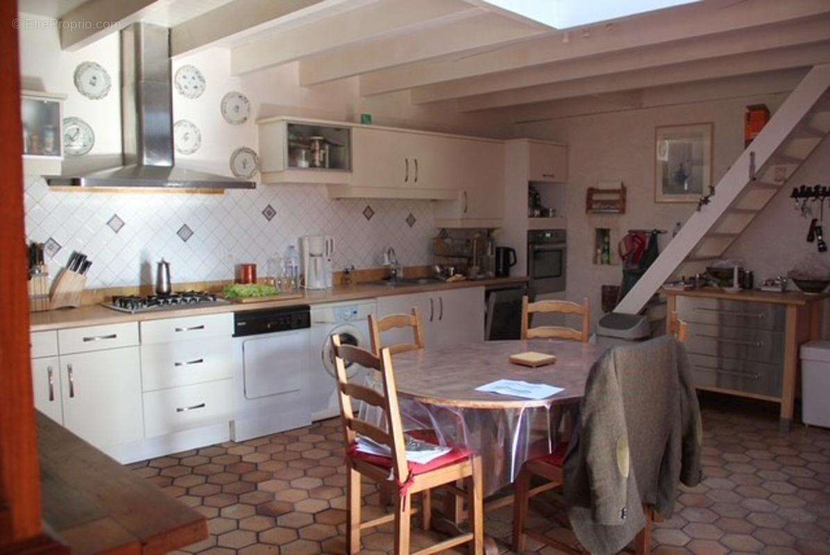 Maison à SAINT-CHRISTOLY-DE-BLAYE