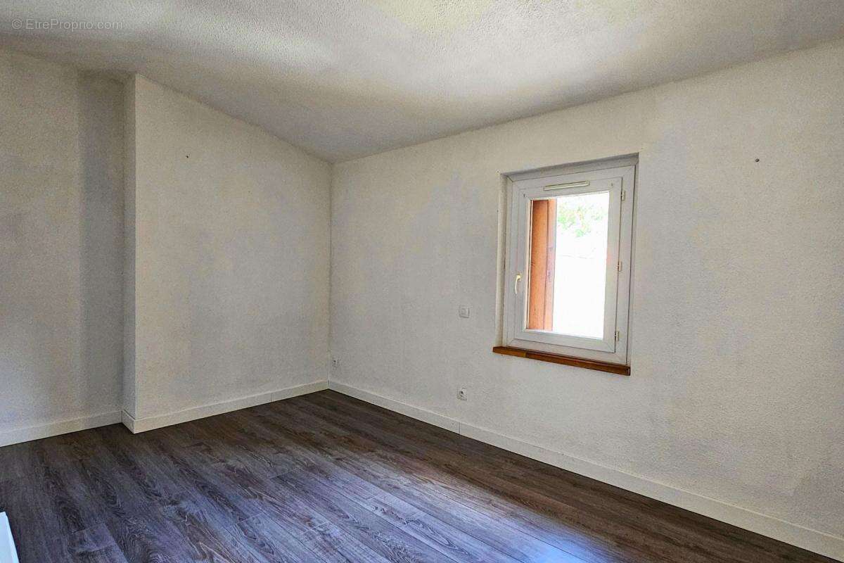 Appartement à REYNES