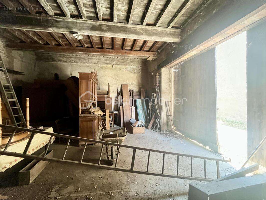 Maison en pierre à rénover avec jardin – Une belle opportunité au cœur de Saint-Didier-de-Formans - photo 5