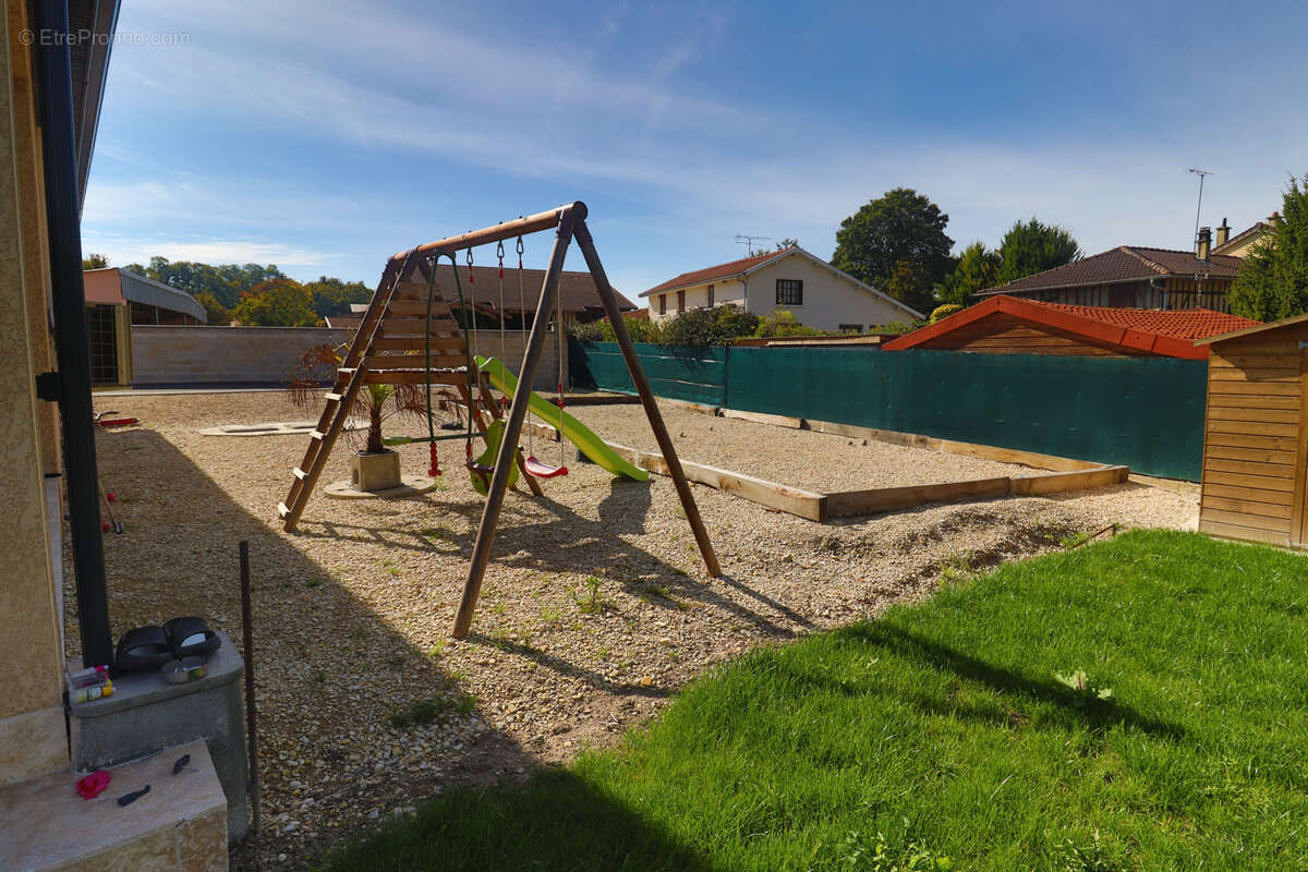 Maison récente avec piscine de 138 m2 sur terrain 1117 m2 - photo 11
