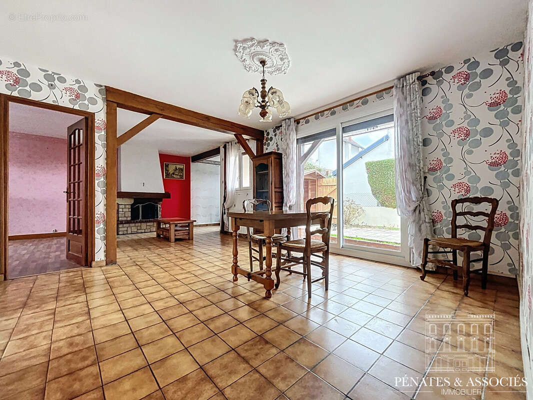 Maison à SAINT-ETIENNE-DU-ROUVRAY