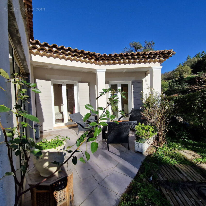 Golfe de St-Tropez villa récente 205 m2 8 pièces, 5 chambres dont 3 de plain-pied... - photo 15