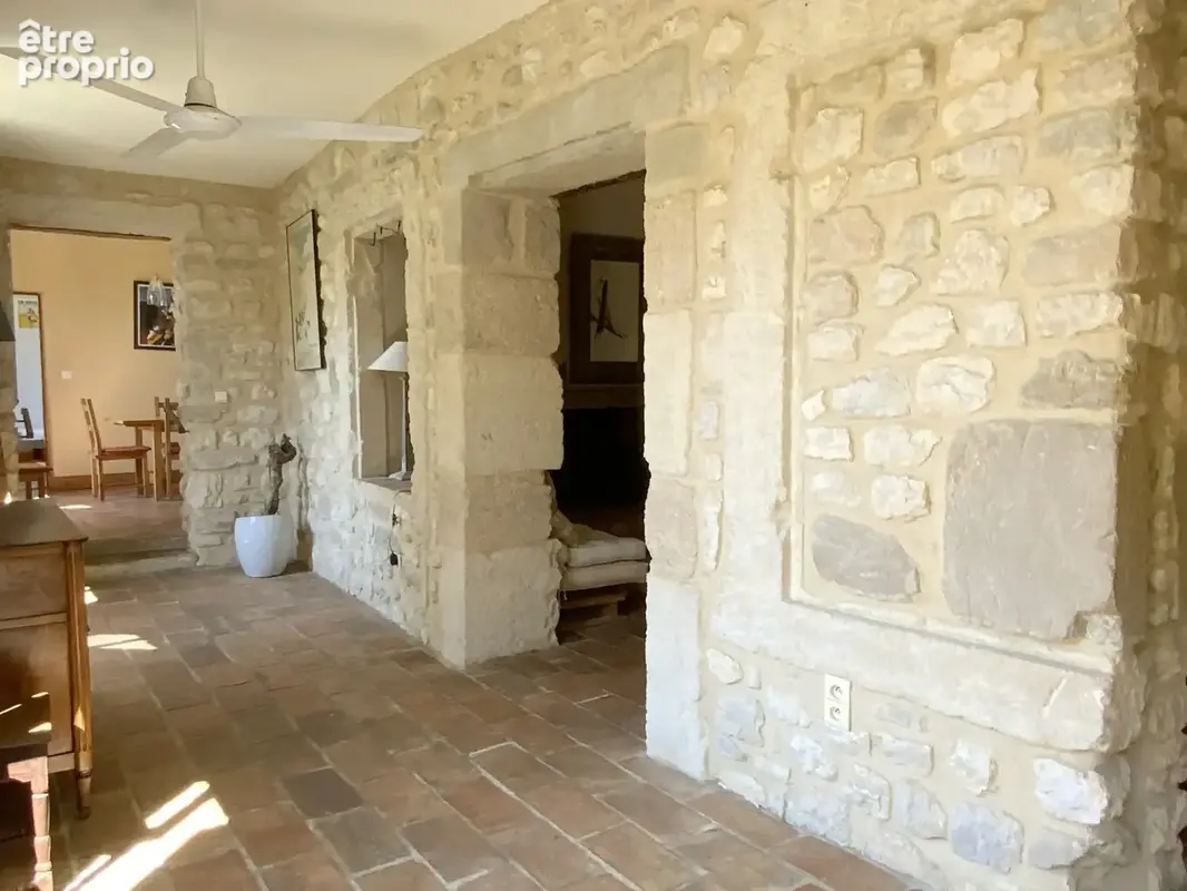 Charmante propriété en pierre offrant un cadre de vie rare au cœur d’un charmant village avec commerces. - photo 15