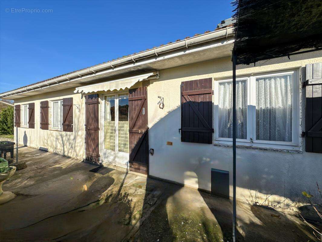 Maison à LEGUILLAC-DE-L'AUCHE