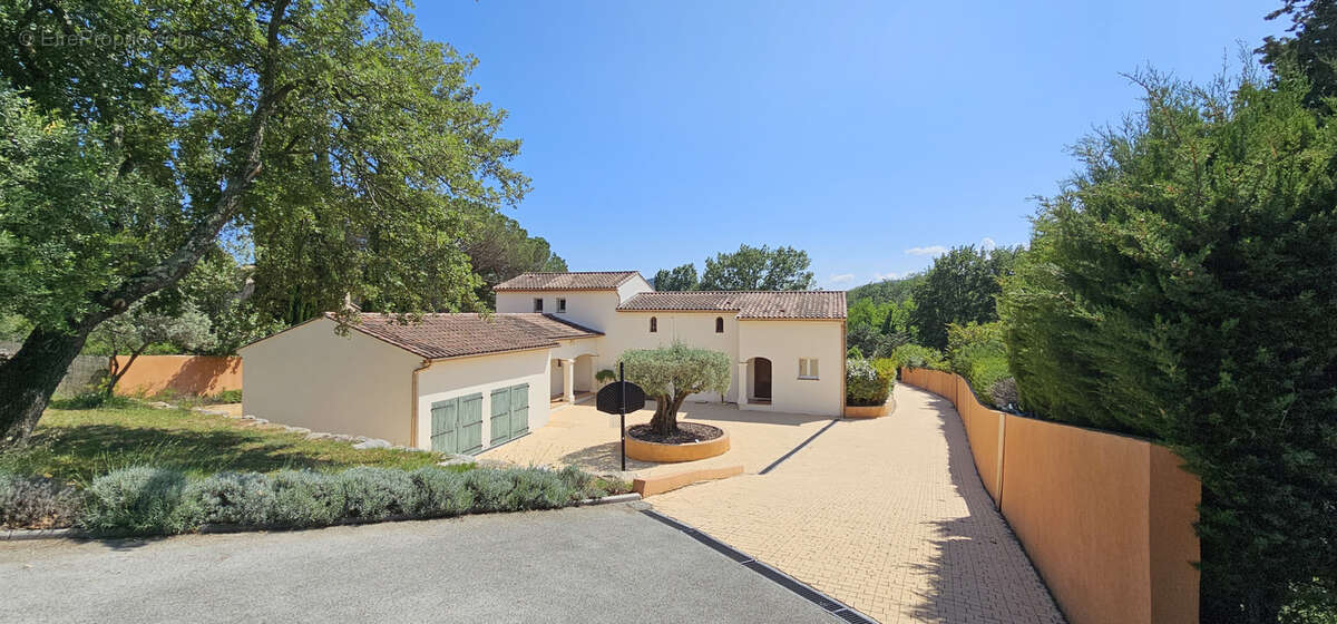 Double villa 200m2 sur un terrain de 5340m2 avec double garage 3 carports et piscine - photo 2