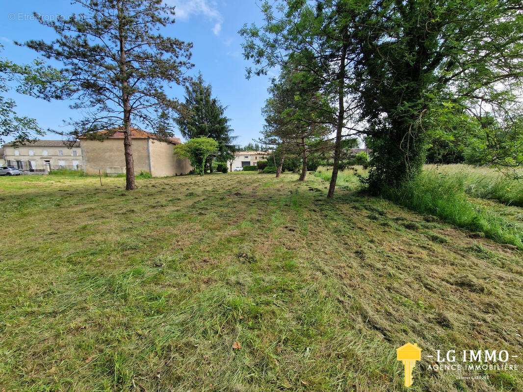 Terrain à SAINT-CIERS-SUR-GIRONDE