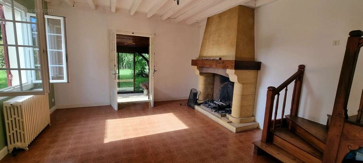 Ensemble immobilier maison de 265 m² hab avec dépendances  sur  1 Ha - photo 6