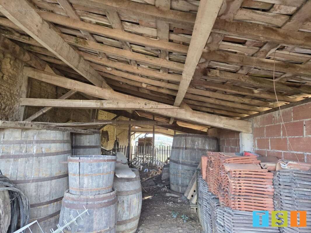 Ancienne ferme composée de deux maisons, 170 m² + nombreuses dépendances sur 3950 m² - photo 11