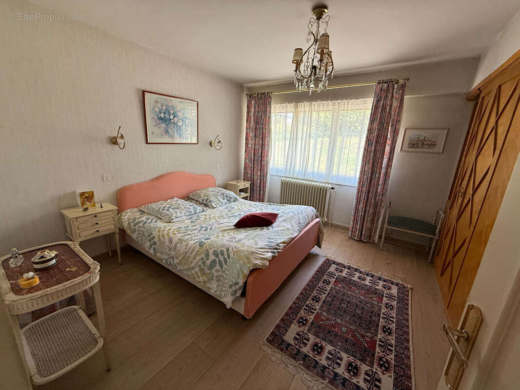 À vendre - Cranves-Sales - Maison d'architecte de 225 m² habitables sur 1 364 m² de terrain - photo 8