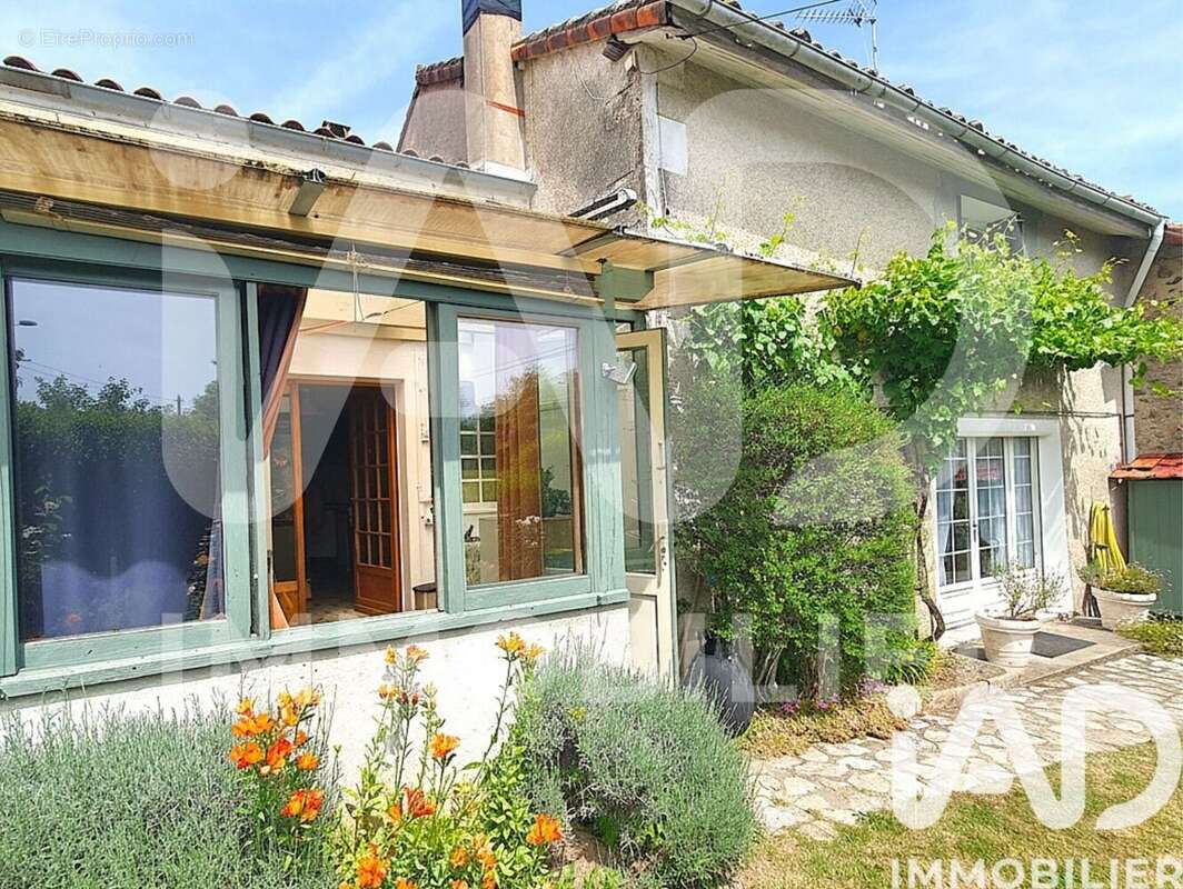 Maison 97 m² à Saint-Laurent-De-Ceris  - photo 3