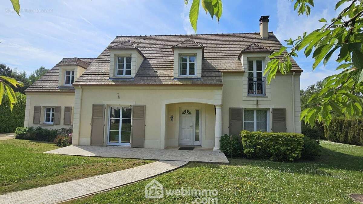 Venez visiter cette belle maison de 2OO7 d'une surface de 194 m². - Maison à NANTEAU-SUR-ESSONNE