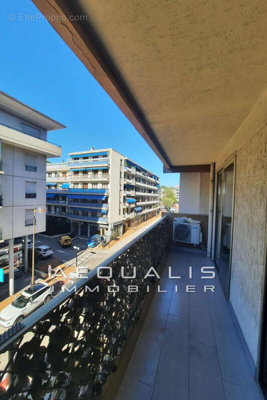 Appartement à SAINT-LAURENT-DU-VAR