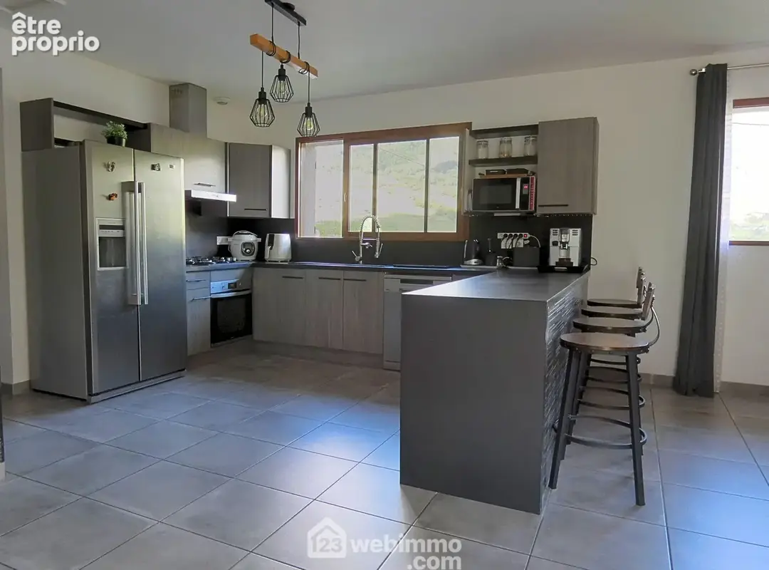 Avec une cuisine ouverte pour une ambiance conviviale