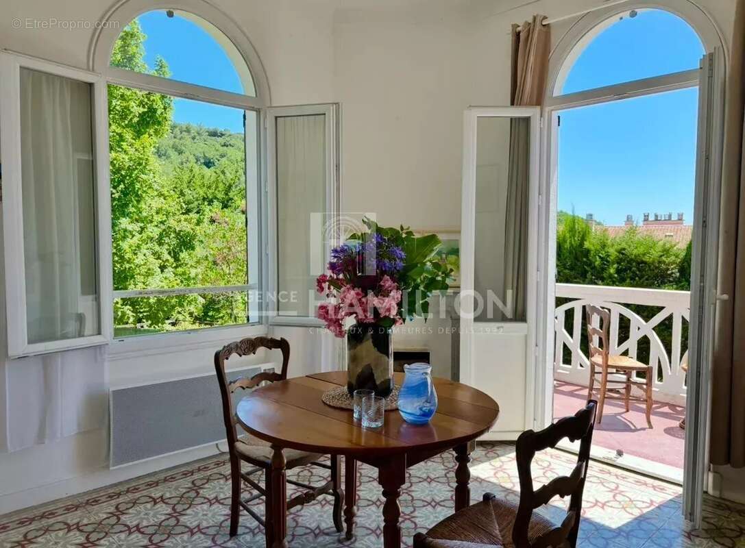 Maison à CHATEAUNEUF-GRASSE