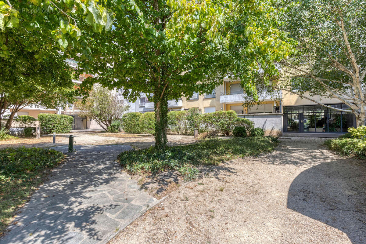 GRENOBLE Vigny Musset - T4 de 95m2 en étage élevé avec grande terrasse, cave et garage double - photo 17