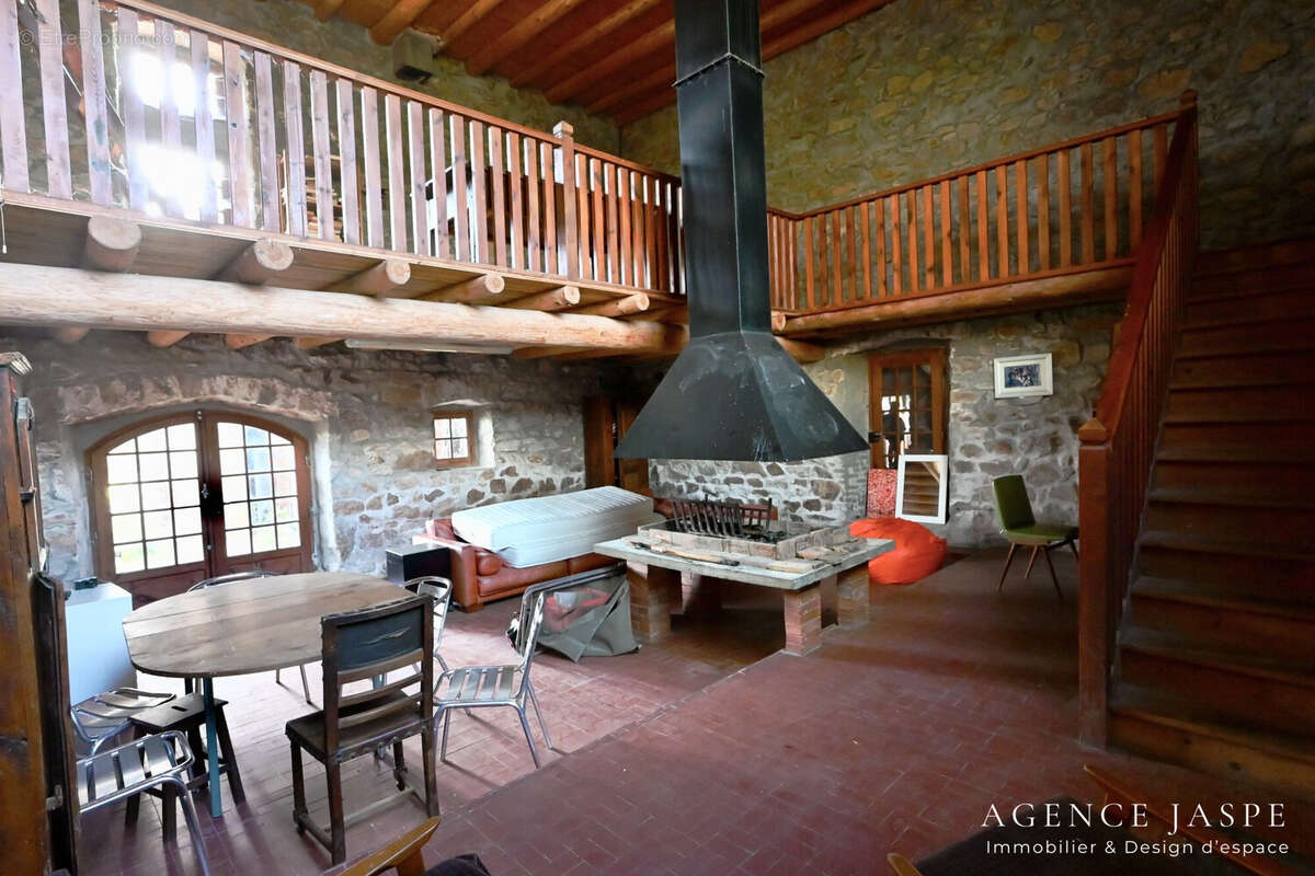 Maison à SAINT-HILAIRE-CUSSON-LA-VALMITTE