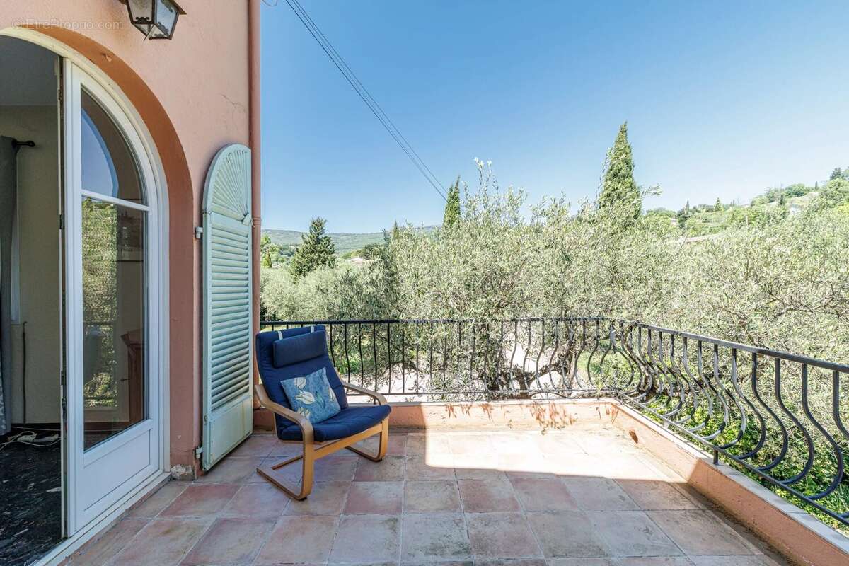 Maison à CHATEAUNEUF-GRASSE