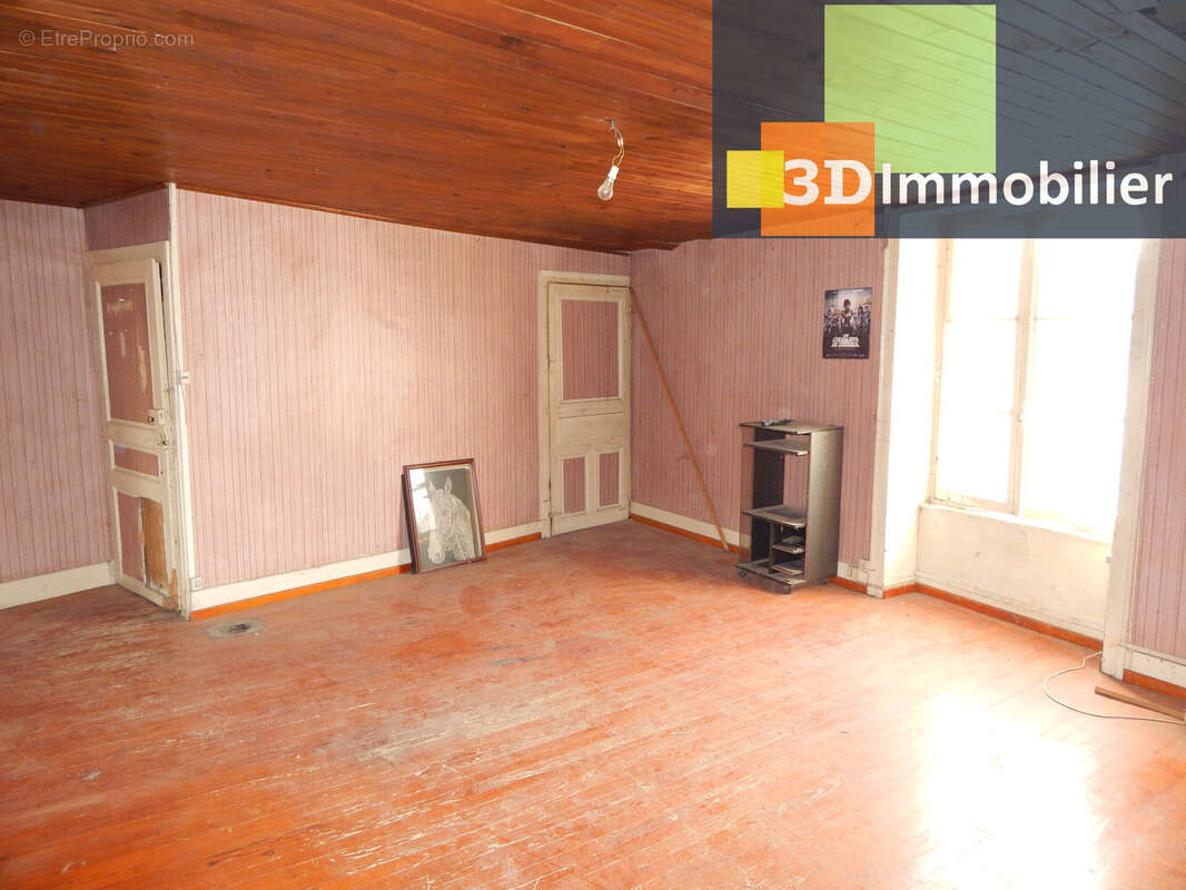 CHAMBRE 23.70 M² - Maison à SELLIERES