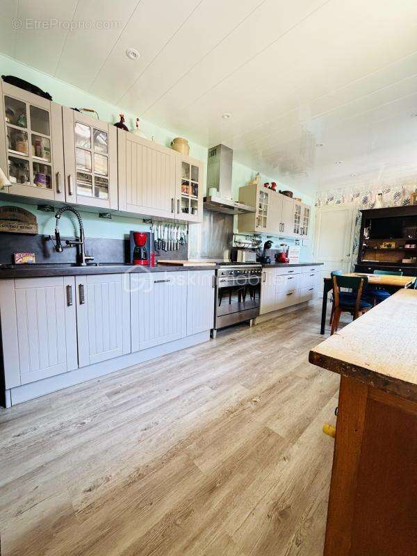 ALBERT – Rue Hoche – Maison familiale de 212 m², 8 chambres, garage, cour sur l’Ancre et vue sur la Basilique - photo 12
