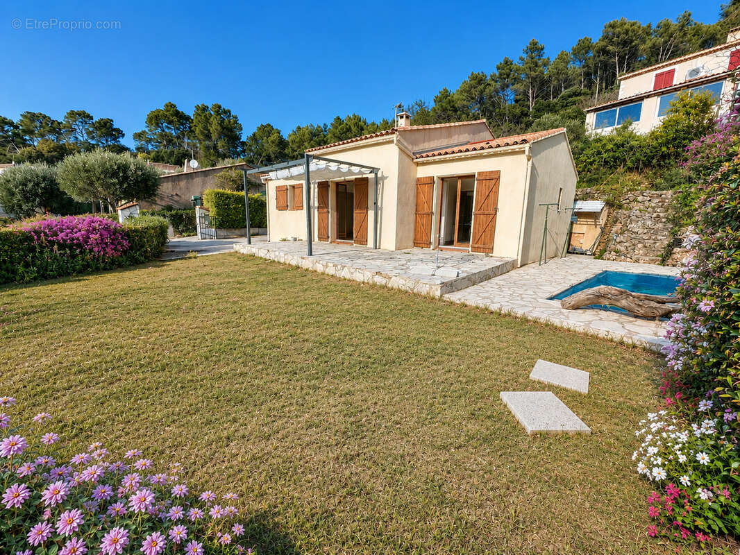 Maison à SOLLIES-TOUCAS
