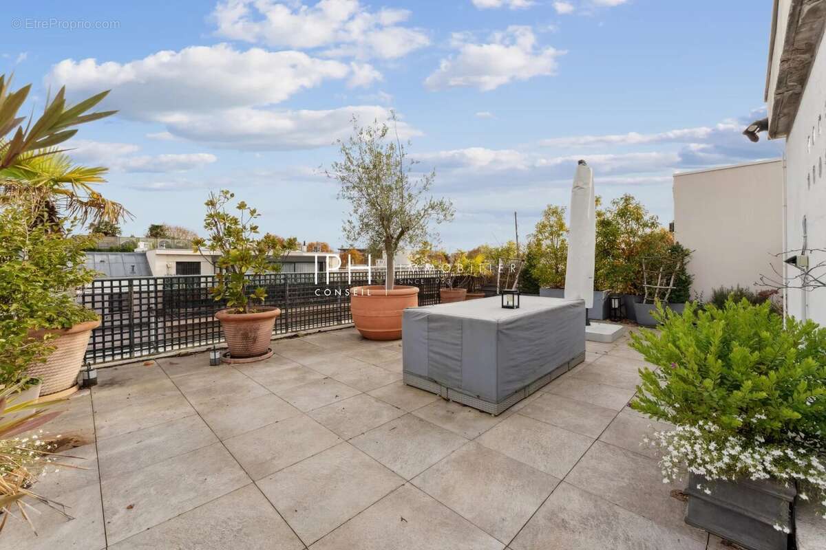 Appartement à NEUILLY-SUR-SEINE