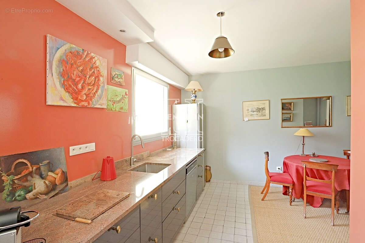 Appartement à PARIS-16E