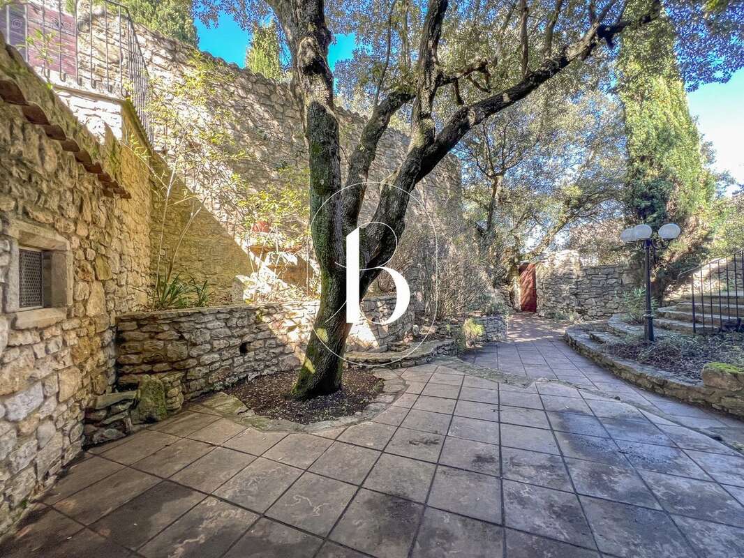 Maison à LA ROQUE-SUR-CEZE