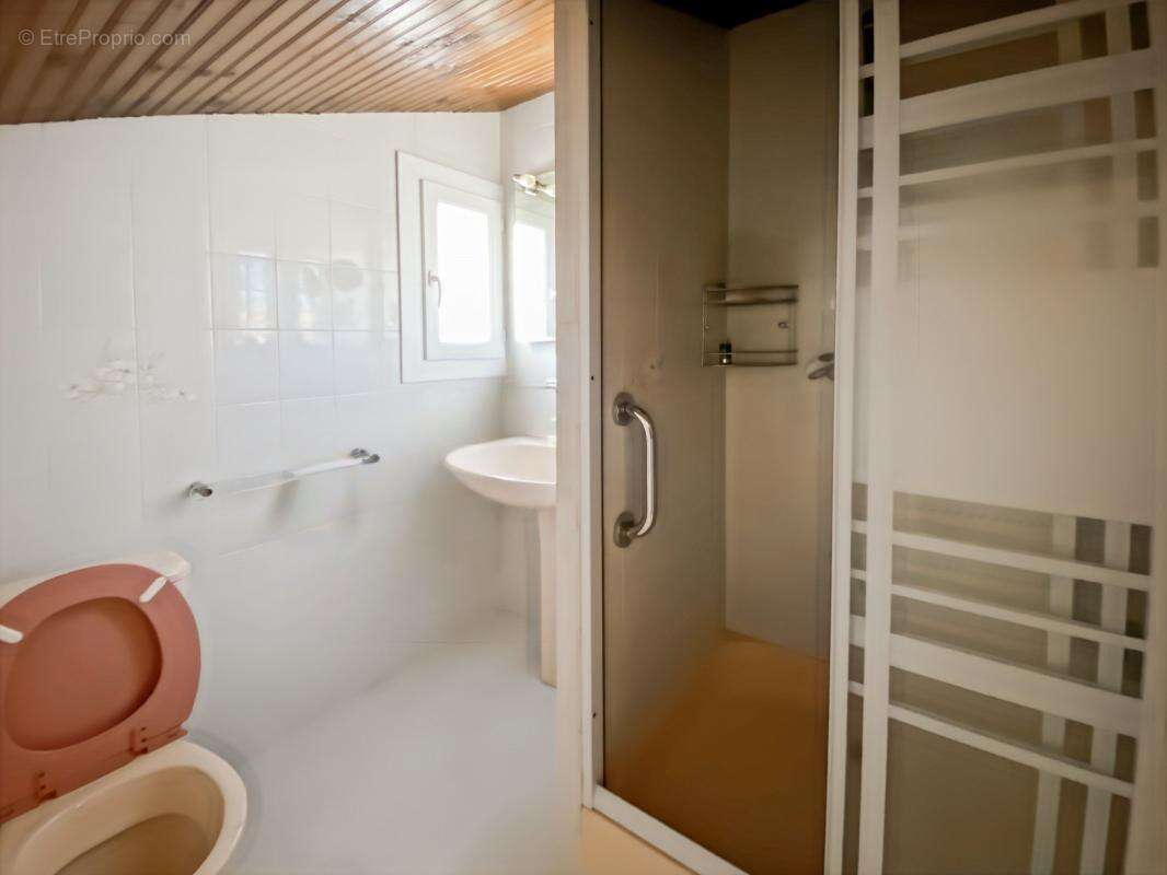 Villa familiale 125m² - 4 chambres + bureau - 2 salles d'eau- Atelier - cave - jardin- abri voitures - photo 12