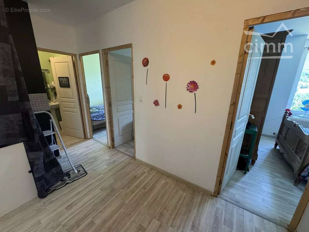 Maison d'habitation avec dépendances et jardin - photo 11