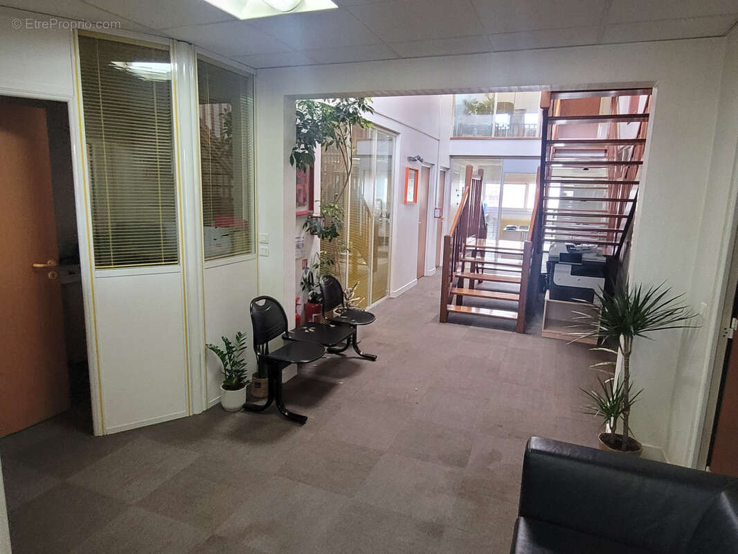 Local d'activite+bureaux de 500m2 - photo 5
