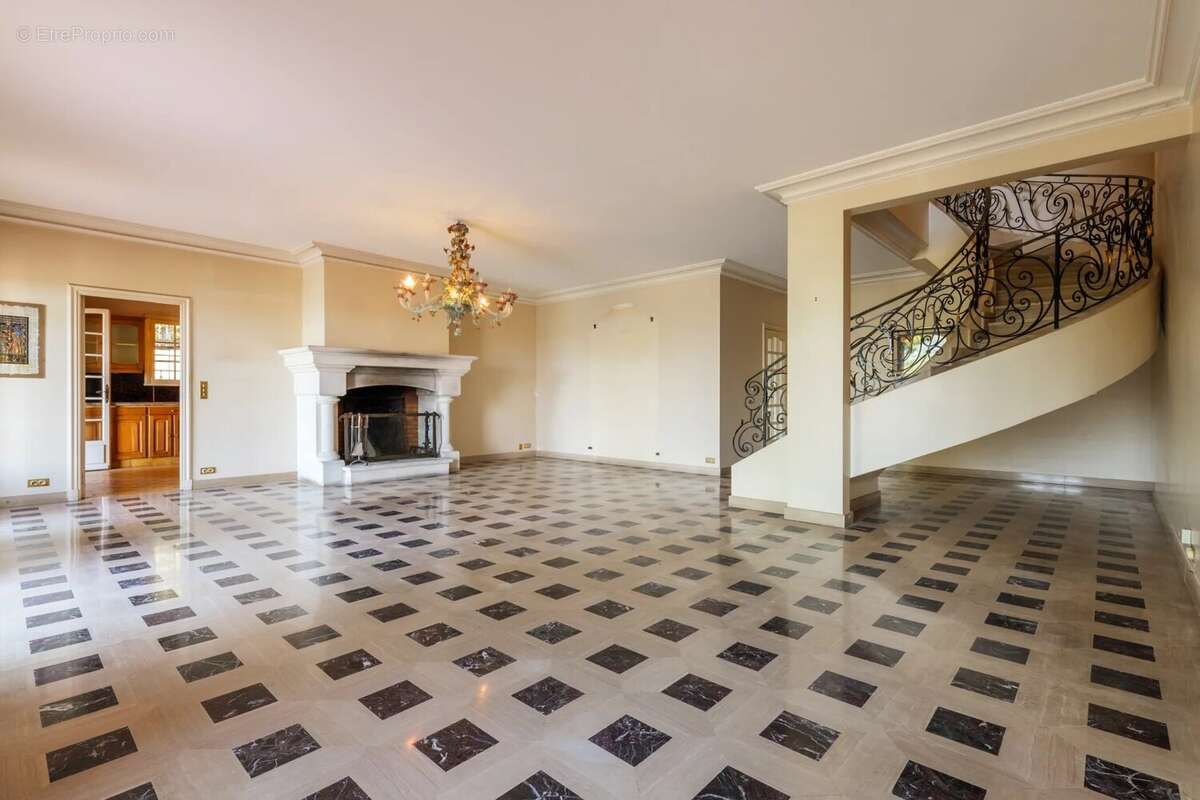 À vendre – Spacieuse villa familiale avec piscine à Saint-Paul de Vence - photo 29